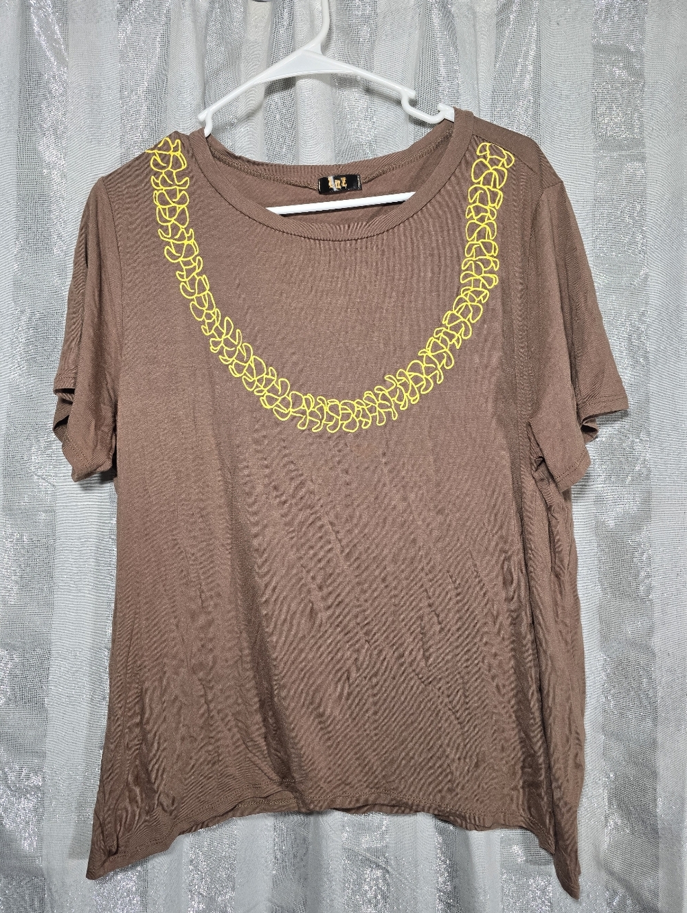 Women's Brown Short Sleeve Tee with Yellow Flower Necklace Print